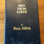 Lees meer over het artikel Men from earth – 2005 [Gesigneerd]