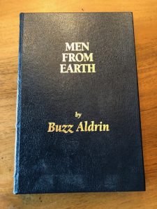 Lees meer over het artikel Men from earth – 2005 [Gesigneerd]
