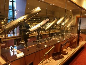 Lees meer over het artikel Telescopen collectie van Peter Louwman – Den Haag