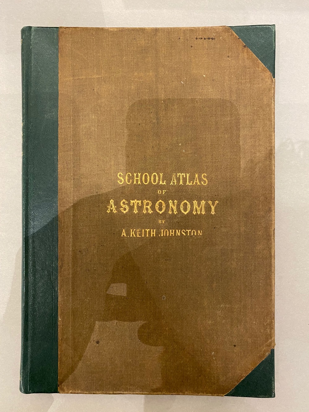 Je bekijkt nu A school atlas of astronomy – 1855 – INGEZIEN